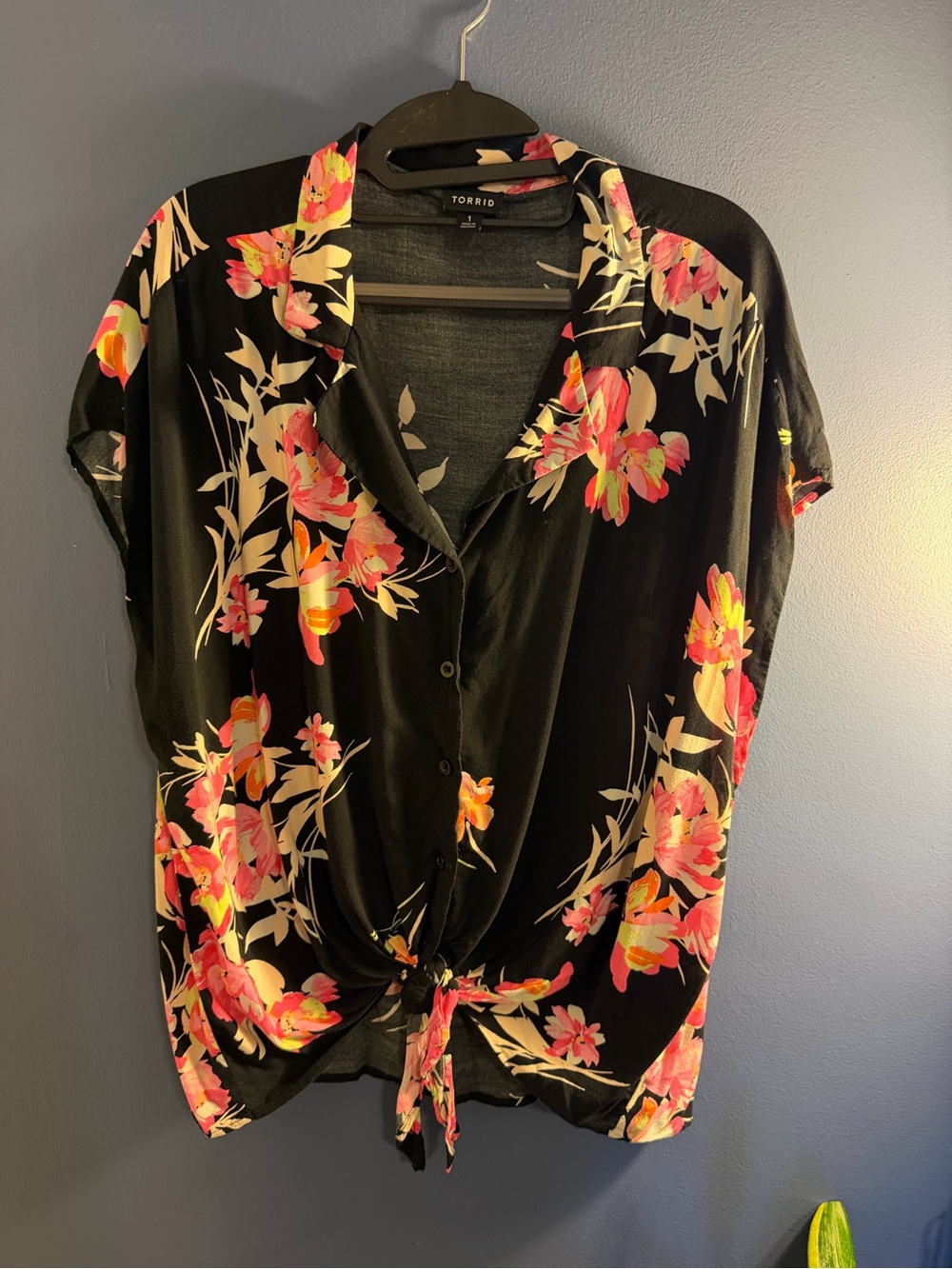 torrid Black Button-Front Tie Hem Floral Blouse size 1
